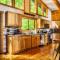 Woodhaven - Private - 3 Suites - Gorgeous Views - 3 Pools - GameRm - HotTub - Lots of Bears