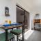 3 Minutes TO THE BEACH, 2 BEDROOM AMAZING APT WITH BALCONY, BBQ GRILL AND POOL
