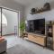 3 Minutes TO THE BEACH, 2 BEDROOM AMAZING APT WITH BALCONY, BBQ GRILL AND POOL
