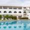 3 Minutes TO THE BEACH, 2 BEDROOM AMAZING APT WITH BALCONY, BBQ GRILL AND POOL
