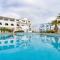 3 Minutes TO THE BEACH, 2 BEDROOM AMAZING APT WITH BALCONY, BBQ GRILL AND POOL