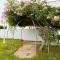 3 Minutes TO THE BEACH, 2 BEDROOM AMAZING APT WITH BALCONY, BBQ GRILL AND POOL