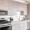Bucktown 2BR w Lounge Roof Gym 1 block to L CHI-663 - شيكاغو