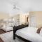 Serene Home- Sleeps 16 - Pet Friendly - Hot Tub - Pool -2 Kitchens!