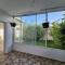 Duplex bien equipe securise avec jardin et veranda