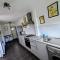 No 7 - Bright, Spacious 3 Bed Home with Parking & WiFi