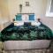 No 7 - Bright, Spacious 3 Bed Home with Parking & WiFi