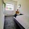 No 7 - Bright, Spacious 3 Bed Home with Parking & WiFi
