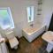 No 7 - Bright, Spacious 3 Bed Home with Parking & WiFi - Huyton