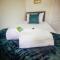No 7 - Bright, Spacious 3 Bed Home with Parking & WiFi