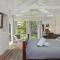 Wisteria Cottage on the Lagoon/Beach