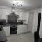 Superb 3 Bed Home Away from Home in Glasgow, just off M8 with free parking - Steps