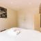 Bright and Quiet 2-bed 2-bath with Great Patio - London