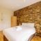 Bright and Quiet 2-bed 2-bath with Great Patio - London