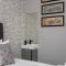 OnSiteStays - Stylish 4 BR House with Beautiful Outdoor Space, Wi-Fi & Smart TVs