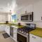 Ultra-Chic, Mid-century- Resort Style Pool, Spa & Fire Pit 2BD/2BTH in Movie Colony
