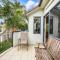Modern 2BR Abode - Near Eastern Auckland Beaches - Auckland