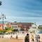 BOURNECOAST: TOWN CENTRE - WALK TO BEACH - FM3198
