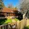 NEW Cosy cottage - Lake view & Log Burner - Dog proof garden - Rolvenden