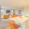 New Luxury Home with Games Room and Park Outlook Sleeps 12, 26 mins from CHC airport