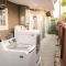 Casita Hosum: Modern WFH Garden Suite w/ Gazebo Outdoor Kitchen & BBQ