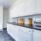 Solace Nights - Large Modern House - 4 Bedrooms - Near M6 & Spaghetti Junction - Fast WiFi - Netflix - 伯明翰