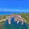 2-Bed Designer Apartment Sleeps 4 Resort pool