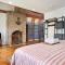 Boat House - Beautiful Custom Space, Two King Beds