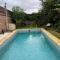 Casa con piscina y parque