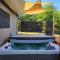 Stylish Ranch Oasis & hot tub / firepit /pool. - Kempner