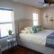 Two bedroom ranch with private deck close to beach - ليك وورث