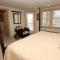 SA180, Siren Song- Oceanside, Screened Porch, 100 ft to Beach Access - Sanderling