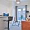 StayRight 2 Bedroom Flat with Private Parking on Waterfront - باري