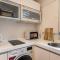 1B1b Cinema, Kitchen, Bathtub, Desk, 1.5min to MRT • 1房1衛 家庭戲院、廚房、浴缸、書桌，1.5分到市府捷運 - Tchaj-pej