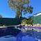 Group house with views of the salt pool and spa - Mitcham