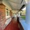 Group house with views of the salt pool and spa - Mitcham