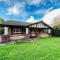 Group house with views of the salt pool and spa - Mitcham