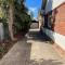 Group house with views of the salt pool and spa - Mitcham