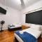 Group house with views of the salt pool and spa - Mitcham
