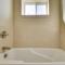 Quiet Waterfront Escape with Hot Tub and Beach Access! - 戈尔德比奇