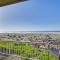 Quiet Waterfront Escape with Hot Tub and Beach Access! - 戈尔德比奇
