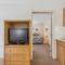 Cedarbrook Deluxe one bedroom suite with outdoor heated pool 21416 - 基灵顿