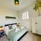 Modern 2BR 2BA with Free Parking - Sleeps 6 - Hemel Hempstead