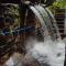 Refúgio em meio a montanhas com cachoeira e praia