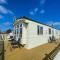 Modern Caravan With Wifi At Martello Beach Holiday Park In Essex Ref 29010kv - Clacton-on-Sea