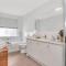Oceanside at Christies Beach - Contemporary Comfort