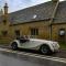 Graziers Cottage - character Cotswold cottage with inglenook, parking and pub nearby