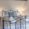 Graziers Cottage - character Cotswold cottage with inglenook, parking and pub nearby