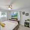 Amazing 5 bed house w pool, jacuzzi and your own boat