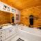 Log Cabin with Private Hot Tub on Wenatchee River! - 莱文沃思
